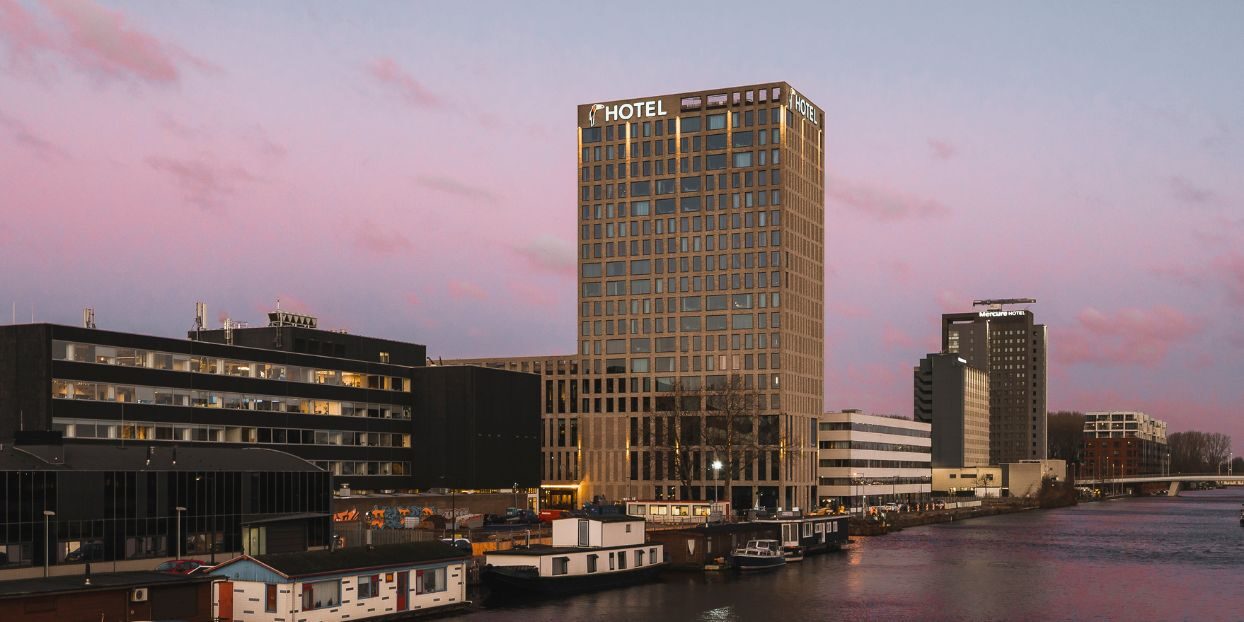 Van der Valk (1244 x 622 px)